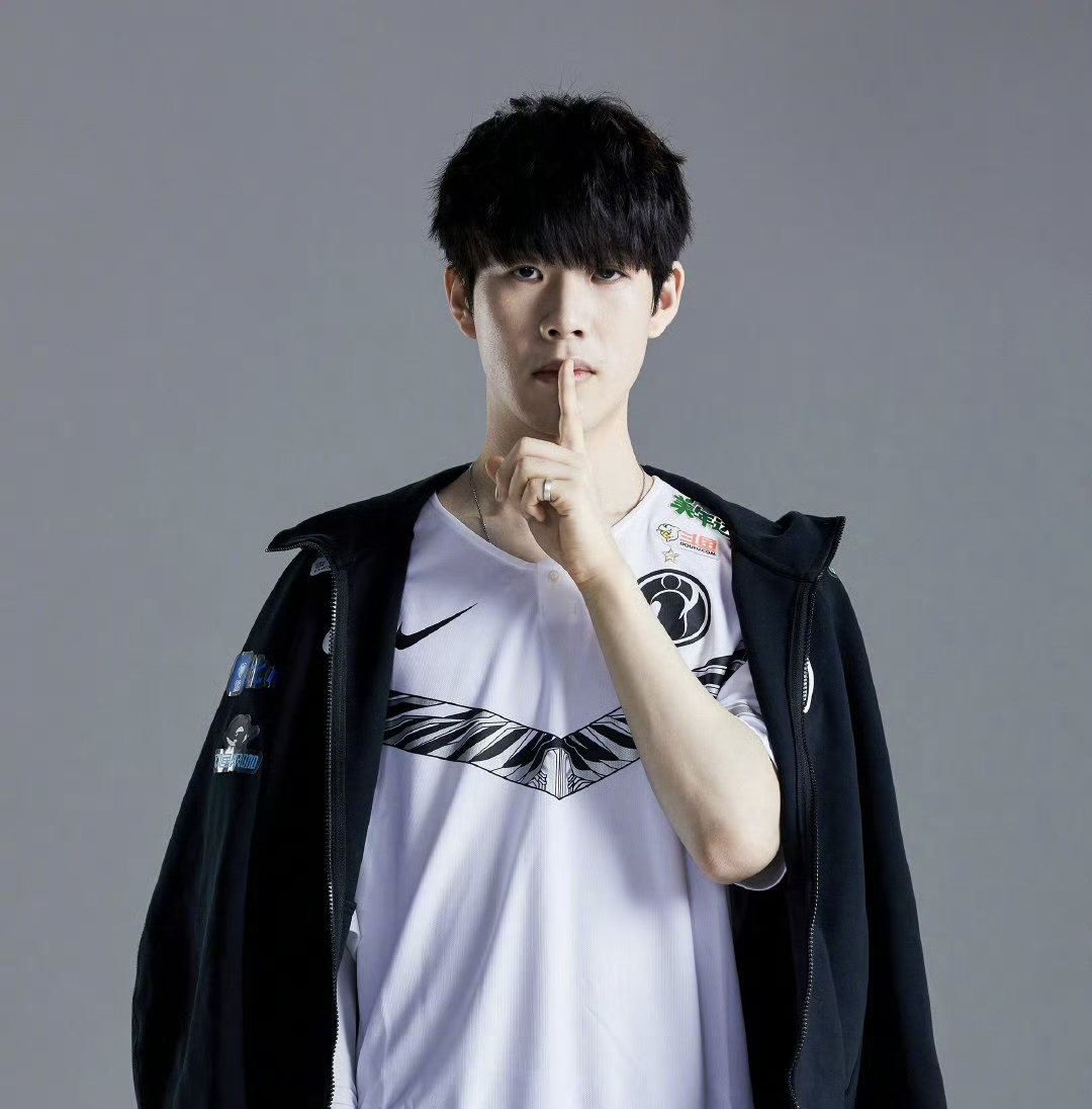 他在对阵柏 他在对阵柏